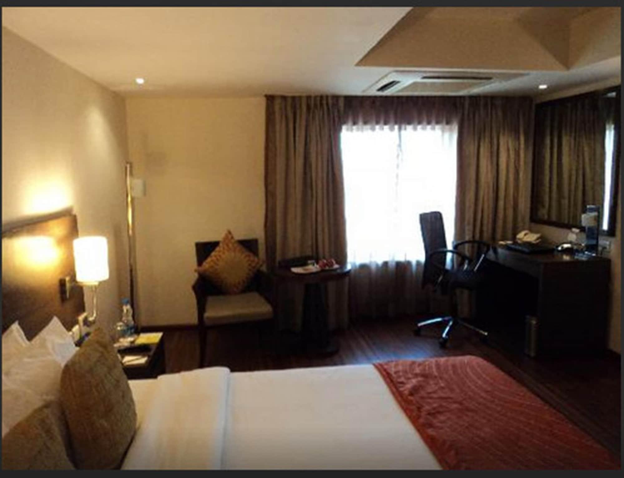 Royal Orchid Central Grazia, Navi Mumbai Extérieur photo